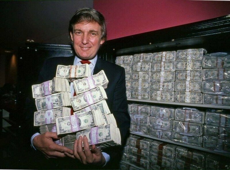 Дональд Трамп держит миллион долларов в своём казино Трамп Тадж-Махал. Атлантик-Сити, Нью-Джерси. 1990 г.