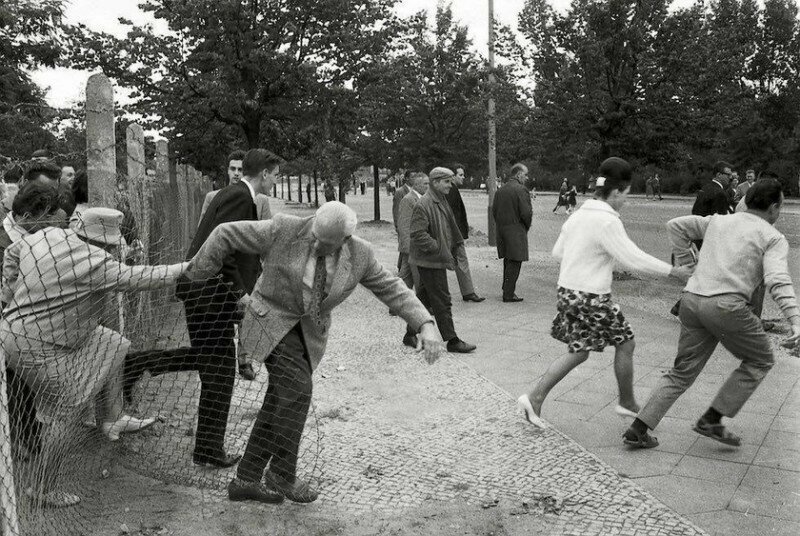 Жители Восточного Берлина бегут на Запад через дырку в заборе, пока пограничники не видят, 15 августа 1961 г, Берлин