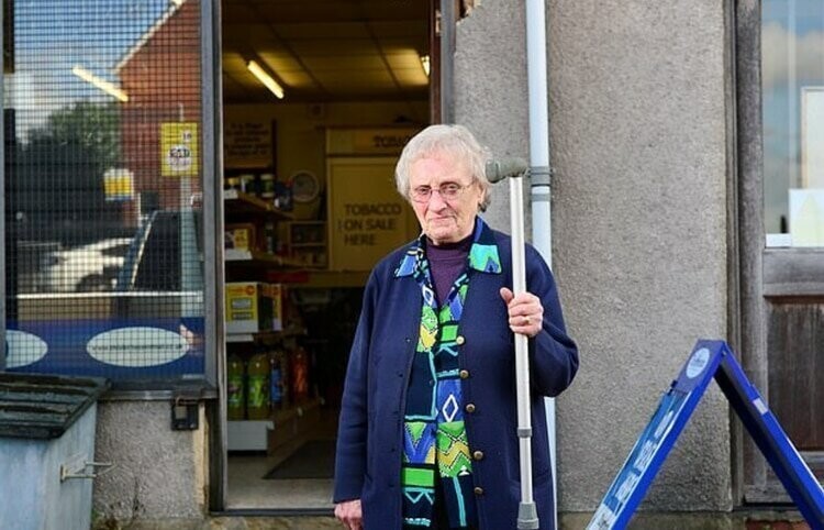 Вот как нужно защищать бизнес: Храбрая пенсионерка  запустила тростью в уличного грабителя