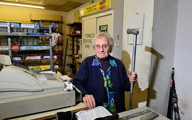 Вот как нужно защищать бизнес: Храбрая пенсионерка  запустила тростью в уличного грабителя