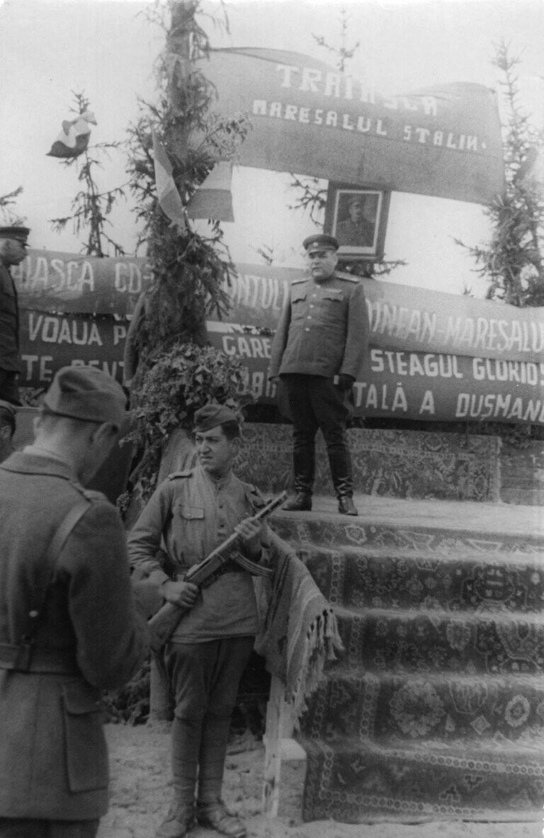 Полководцы Победы — Освободители Европы: Минобороны опубликовало новую серию архивных фото