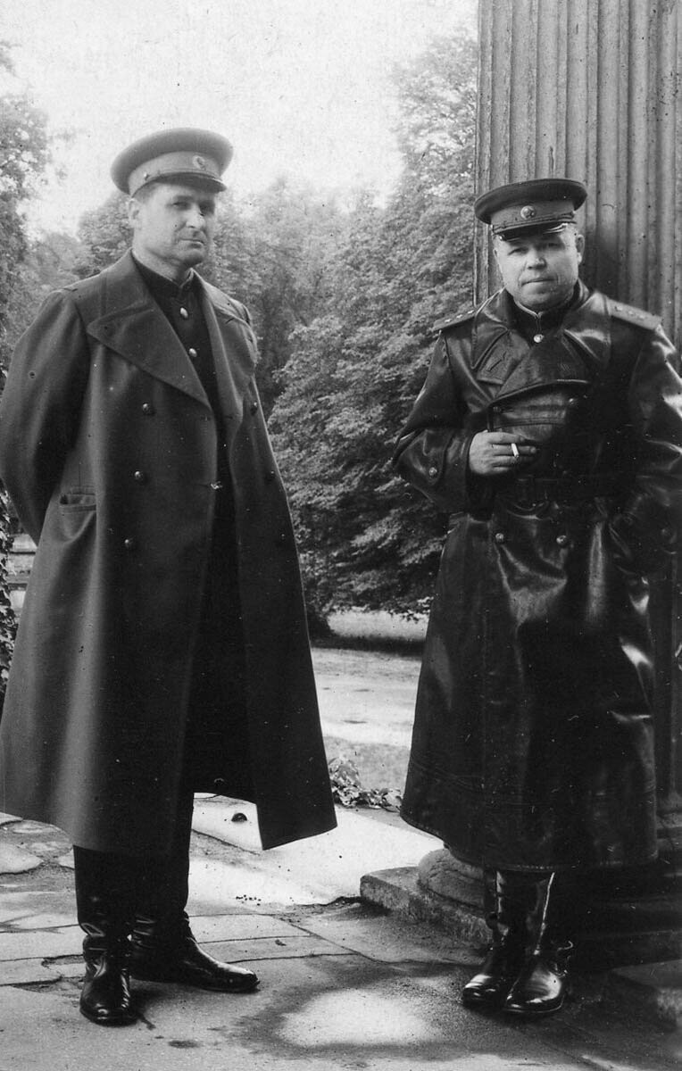 Малинин (в кожаном плаще) и Соколовский у входа во дворец Фридриха Великого