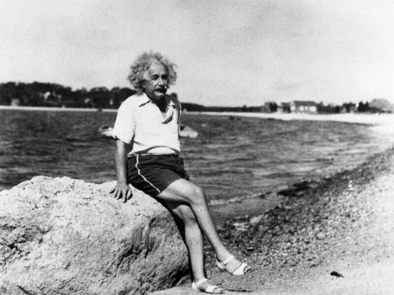 Почему Эйнштейн отказался от носков