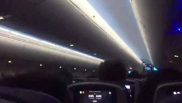 Пассажиры кричали от ужаса при пятой попытке пилота зайти на посадку: видео