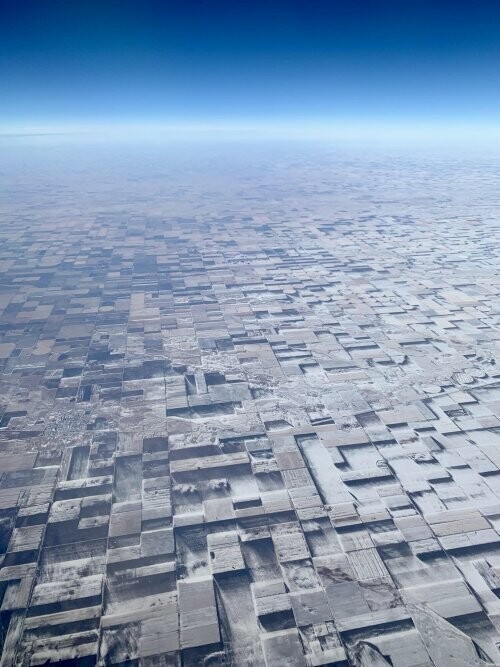 А это обычные поля,занесенные снегом и льдом (вид с воздуха). Поля кажутся трехмерными