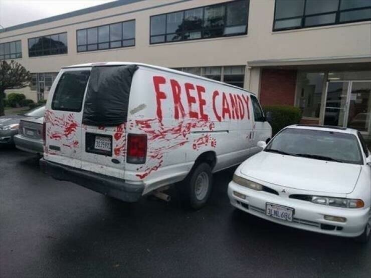 Надпись на фургоне: "Бесплатные конфеты"
