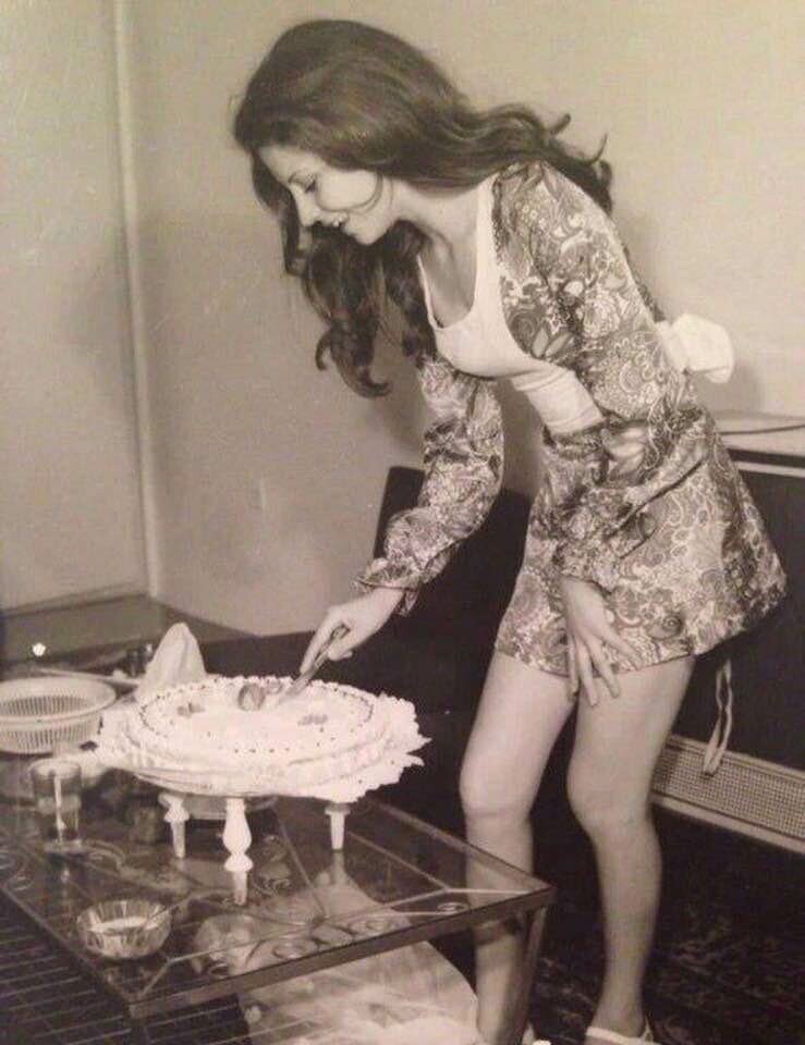 Дeвушка разрезает праздничный торт. Тегеран, Иран, 1973
