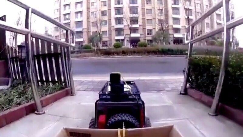 Чтобы не выходить из дома, китаянка посылает за продуктами игрушечную машинку с радиоуправлением