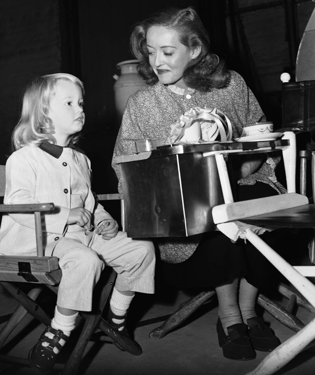 Актриса Барбара Дэвис Шерри с матерью, Бетт Дэвис, 1950