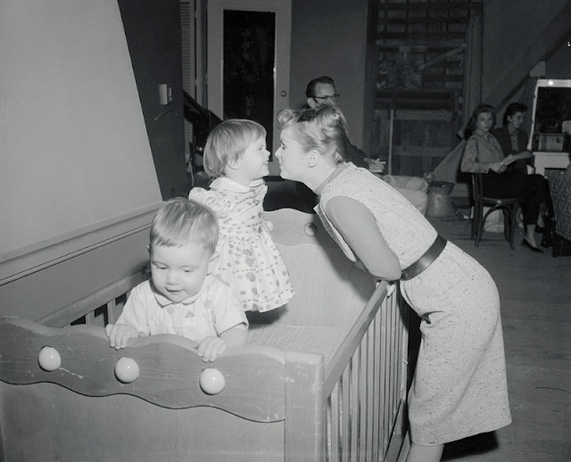Дебби Рейнольдс общается с дочерью Керри в перерыве между съемками, 1959