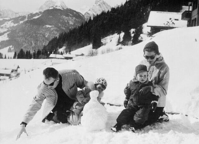 Принц Ренье и Грейс Келли с детьми, принцем Альбертом и принцессой Каролиной, лепят снеговика на курорте Гштадт, 1960