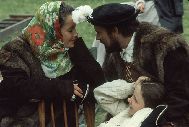 Элизабет Тейлор с Ричардом Бертоном и их общей дочерью Кейт Бертон на съемках, 1969