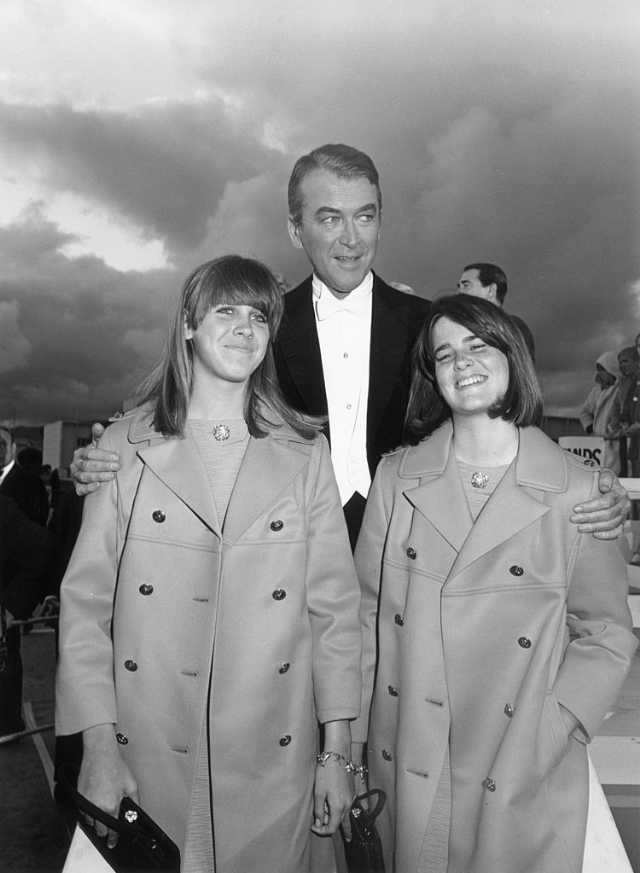 Джеймс Стюарт с дочерьми-близнецами Джуди и Келли, 1967