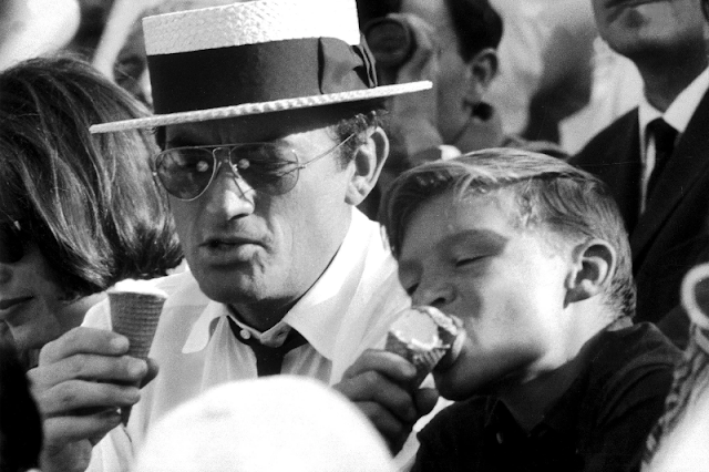 Грегори Пек с сыном едят мороженое на Олимпийских играх в Риме, 1960