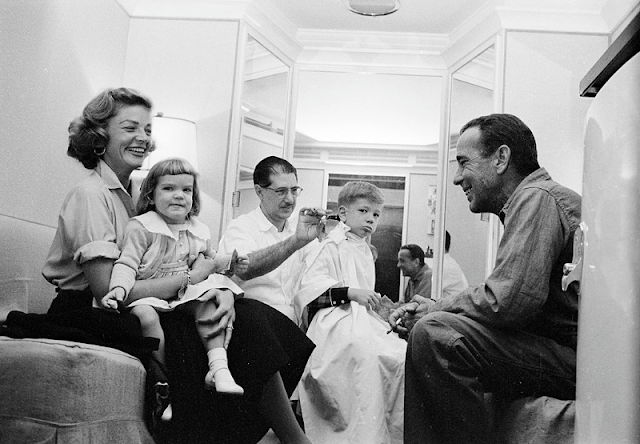 Хэмфри Богарт с женой Лорен, сыном Стивеном и дочерью Лесли в актерской гримуборной на съемках, 1955