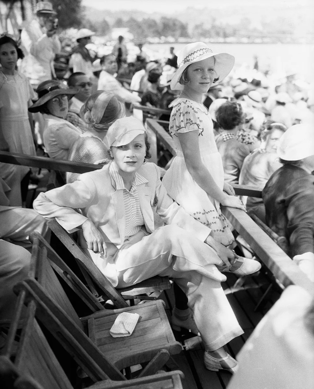 Марлин Дитрих и ее дочь Мария Рива на матче по поло в Голивуде, 1934