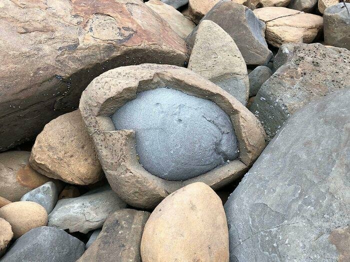 Камень внутри другого камня