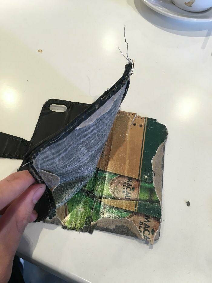 "Я порвал свой старый чехол для телефона и обнаружил, что он сделан из пивного подстаканника"