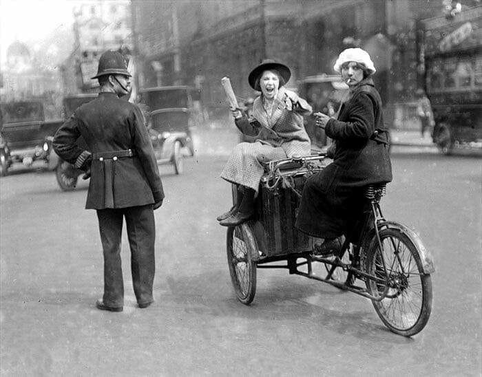 «Я чувствую жажду... жажду скорости!» Женщины на велосипеде доставки. Лондон. 1927 г.
