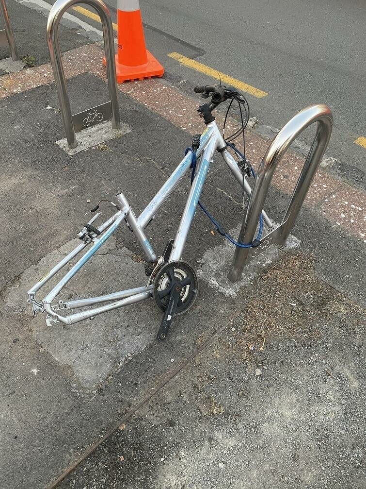 "Так выглядел мой велосипед, когда я пришёл за ним после работы"