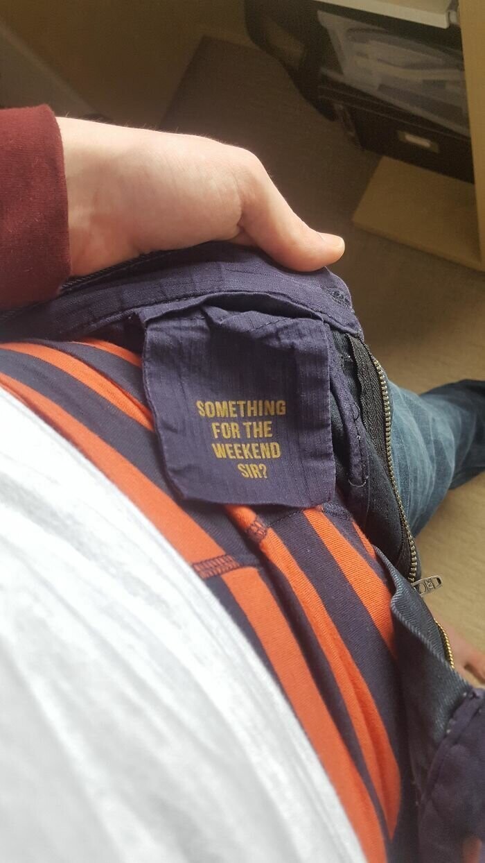 21. "В моих новых джинсах есть специальный кармашек для презервативов с надписью "Желаете что-нибудь на выходные, сэр?"