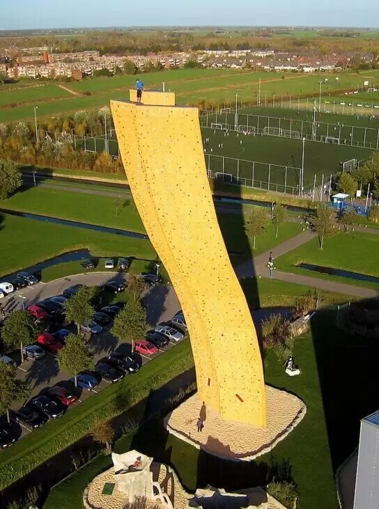 В нидерландском городе Гронинген находится самый большой скалодром  (37 метров) под названием Эскалибур («Excalibur»). Источник: https://novate.ru/blogs/261010/15875/