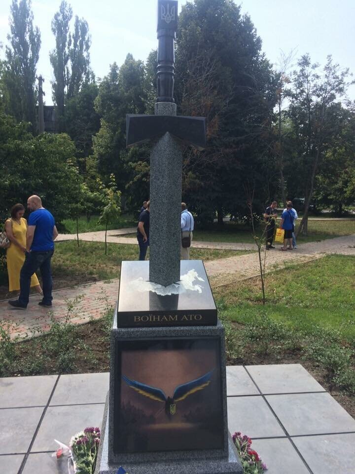 Никакой политики, но отметить стоит - в Киеве открыли памятник в виде меча в камне, пронзающего карту России