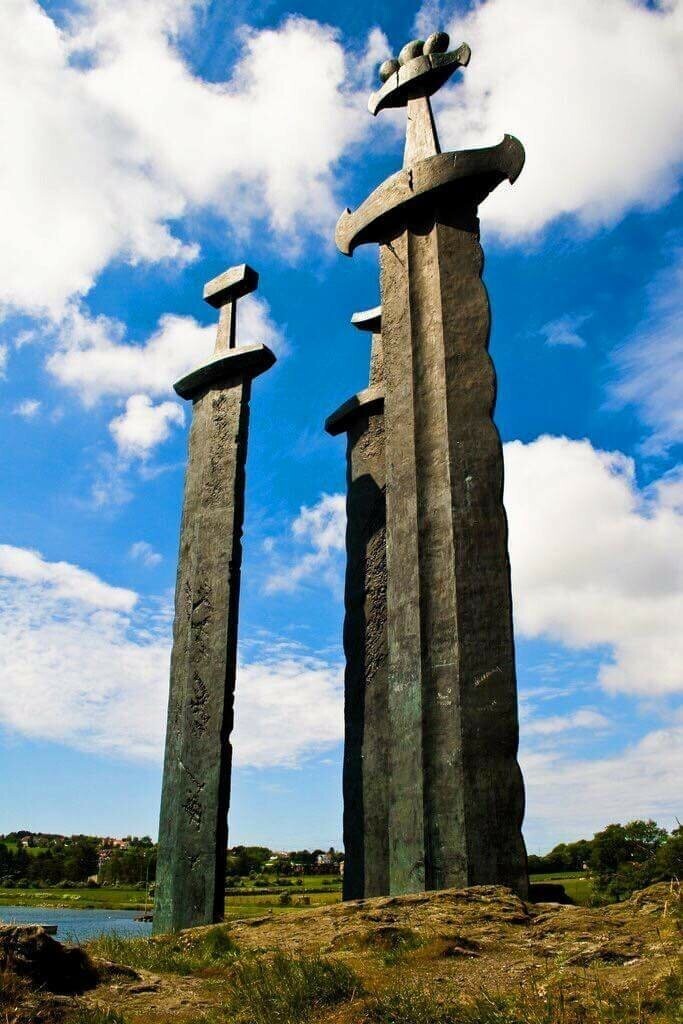 3 Гигантских меча викингов, сделанные полностью из бронзы, составляют невероятный монумент Норвегии под названием «Сверд и фьелл».