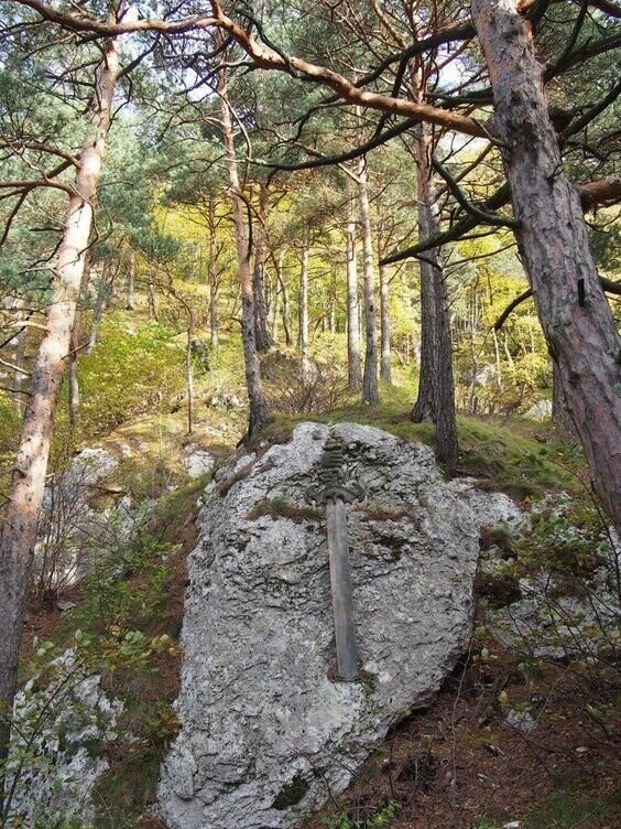 Памятник располагается в каньоне Кардаваган в Северной Осетии. В Куртатинском ущелье стилизована Тропа Чудес, на ней находится камень, расколотый на две части. В камень вогнан меч кровников