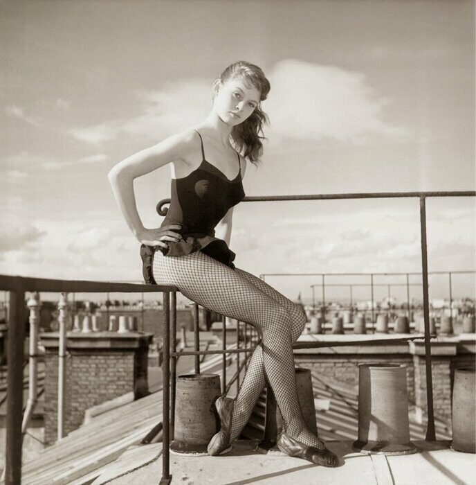 18-летняя Брижит Бардо, фотосессия на крыше, 1952 год
