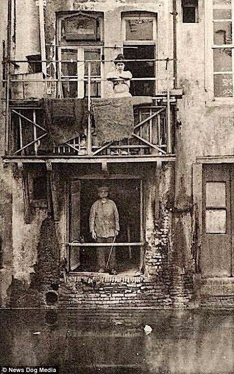 Дом на задней стороне улицы Вармос в 1905 году. После криминализации проституции в такое состояние обратилась не одна постройка.