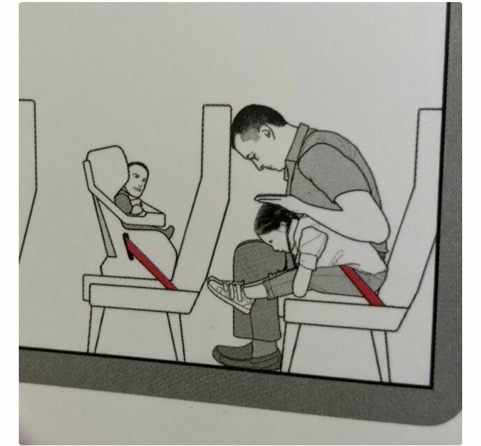 Лицо ребенка на инструкции по авиабезопасности насмешило интернет