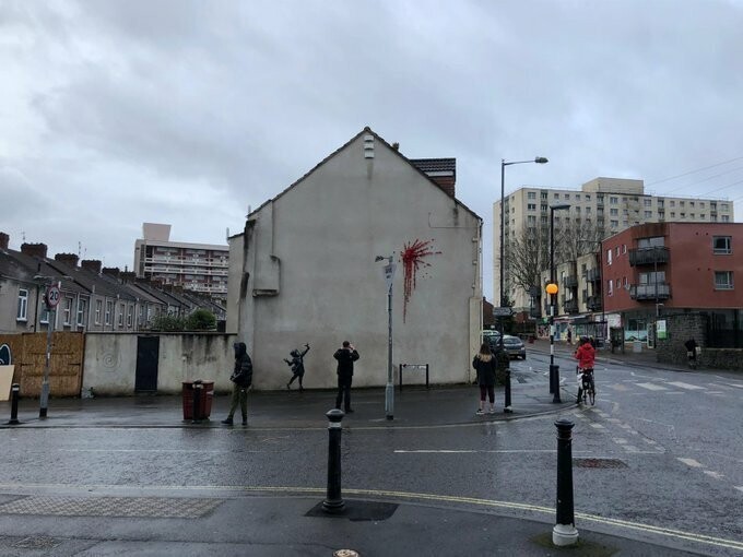 Утром 13 февраля жители британского Бристоля обнаружили на стене дома новое граффити