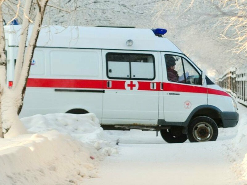 Сотрудники скорой помощи выбросили пациента в снег