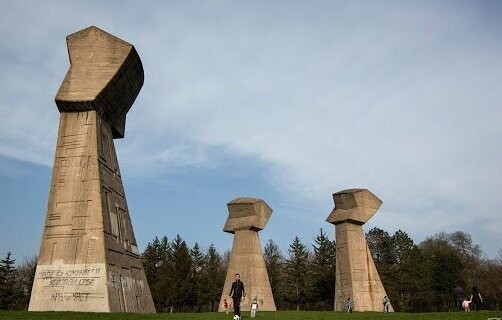 Памятник трем кулакам в мемориальном парке Бубань в Нише, Сербия.
