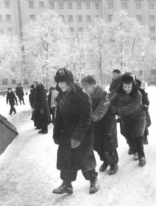 Фотографии былых времён. Зимние забавы советских детей