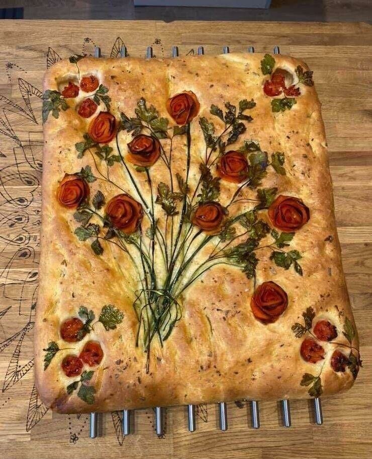 Хлеб с петрушкой и помидорами, который больше похож на произведение искусства
