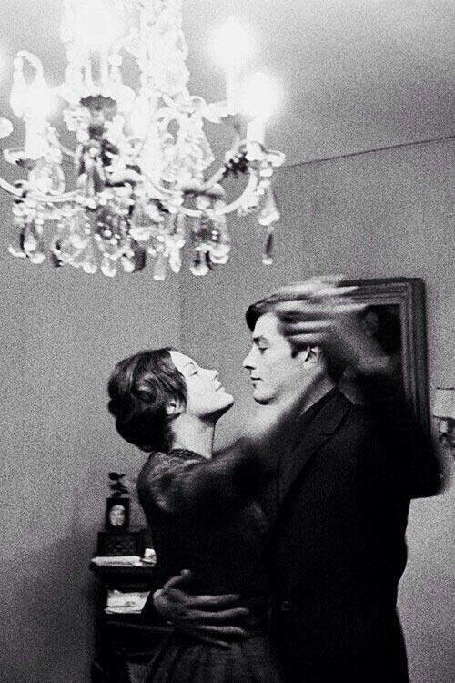 Юные Роми Шнайдер и Ален Делон танцуют в своем доме, 1959 г.