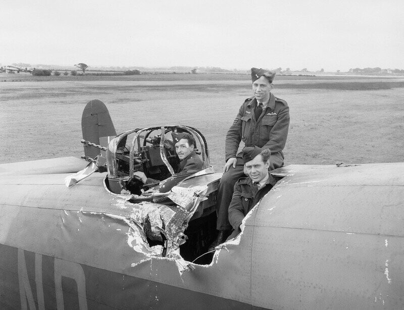 Члены экипажа бомбардировщика Handley Page Halifax 158-й эскадрильи британских ВВС позируют в проломе в фюзеляже бомбардировщика 