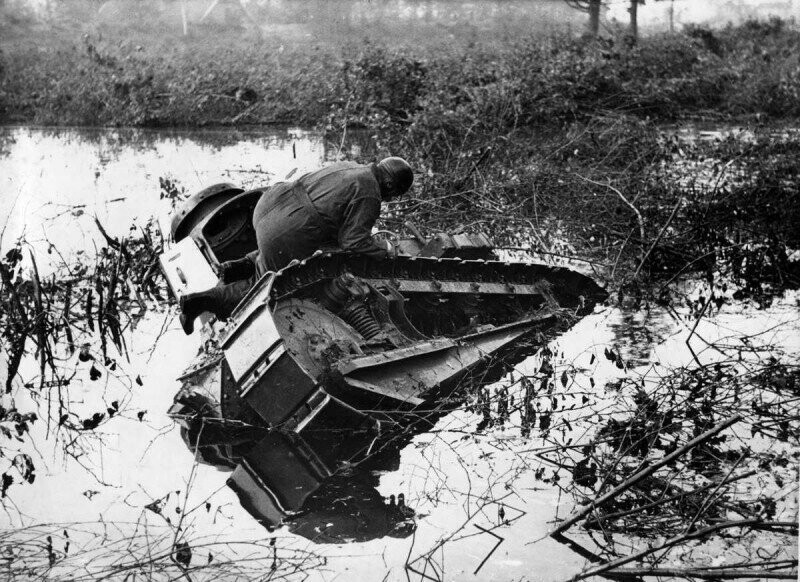 Голландский танкист покидает застрявший в болоте танк «Рено» FT-17 во время испытаний на Голландской водной линии. 1939 г 