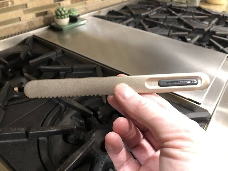 Нож с функцией нагрева от тепла руки, чтобы удобнее было маслице нарезать