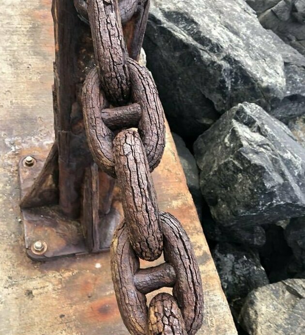 Эта металлическая цепь, со временем, стала похожа на деревянную