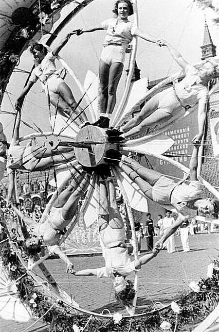 Живое колесо. Парад физкультурников. Москва. 1936 год.