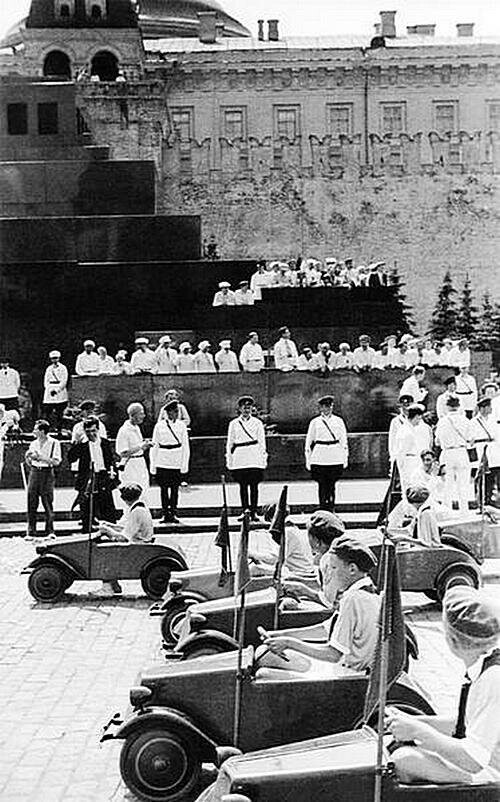 Юные автомобилисты на спортивном параде, Красная площадь. 1935 г.