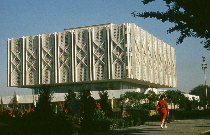 Это новое здание музея Ленина в Ташкенте (в котором вождь никогда не бывал), 1969: