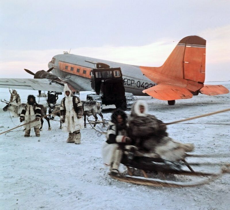 Оленеводы встречают самолёт Ли-2 на аэродроме Волочанка, Таймыр, 1969