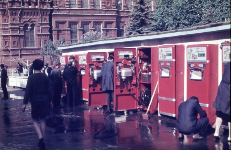 Обычная примета советских улиц - автомат с газировкой.  Красные автоматы в Москве