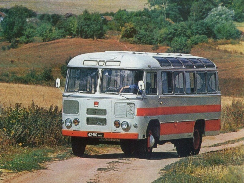 В 1969-м началось производство автобуса ПАЗ-672, продолжавшееся 20 лет. Вот один из первых образцов на снимке того времени: