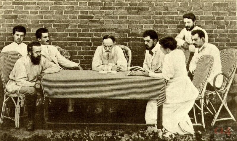 Лев Толстой с помощниками составляет списки крестьян, нуждающихся в помощи, 1892 год, с. Бегичевка, Рязанская губерния