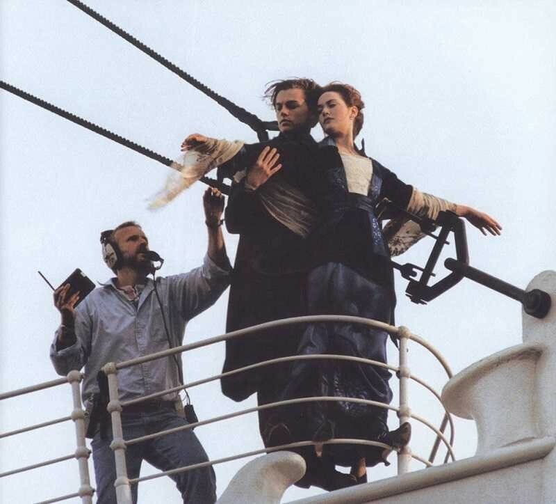 Режиссёр Джеймс Кэмерон помогает принять правильную позу Кейт Уинслет и Леонардо Ди Каприо на съёмочной площадке фильма «Титаник». Мексика. 1996 г.